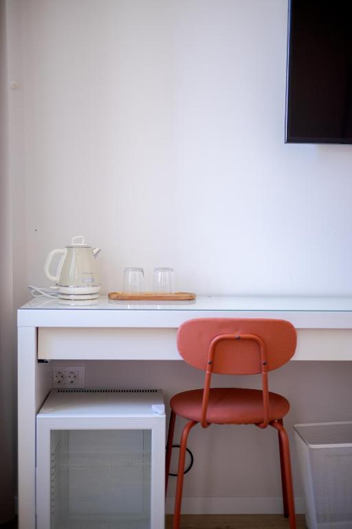a orange chair sitting next to a white desk at Luxury Rooms Zara&Ane in Split