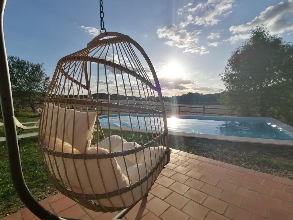 einen Hängesessel neben einem Pool in der Unterkunft Casa Bolota in Cuba