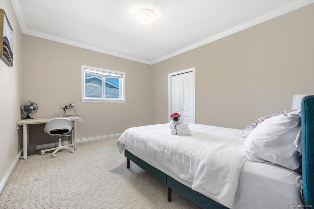 Postel nebo postele na pokoji v ubytování Share Home 1BD suite in Coquitlam