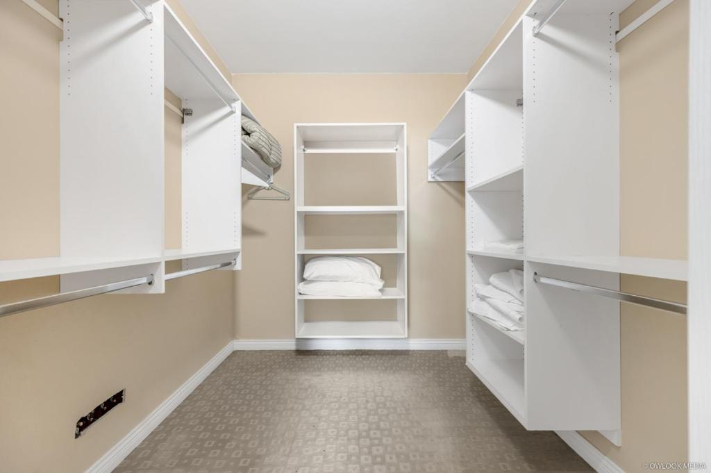 Postel nebo postele na pokoji v ubytování Share Home 1BD suite in Coquitlam