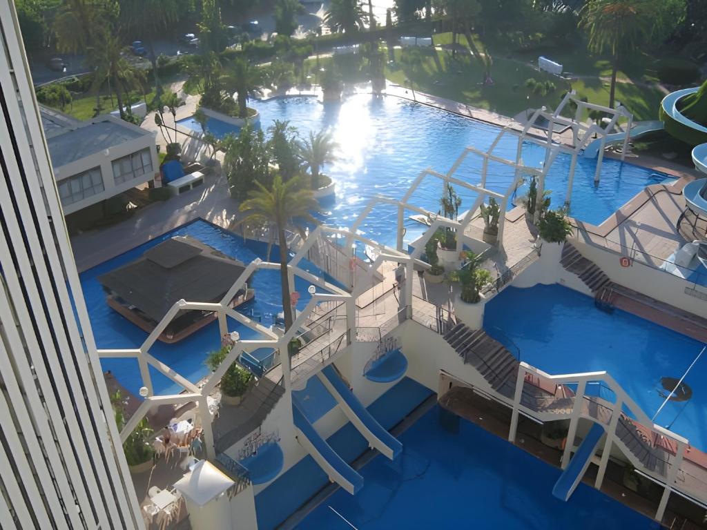 una vista aérea de un parque acuático en Apartamentos BENALBEACH, en Benalmádena
