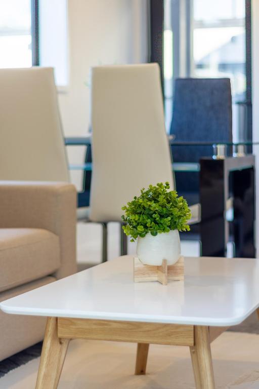 Modern 2 bed, Hagley Park, Riverside Market - Resim 9