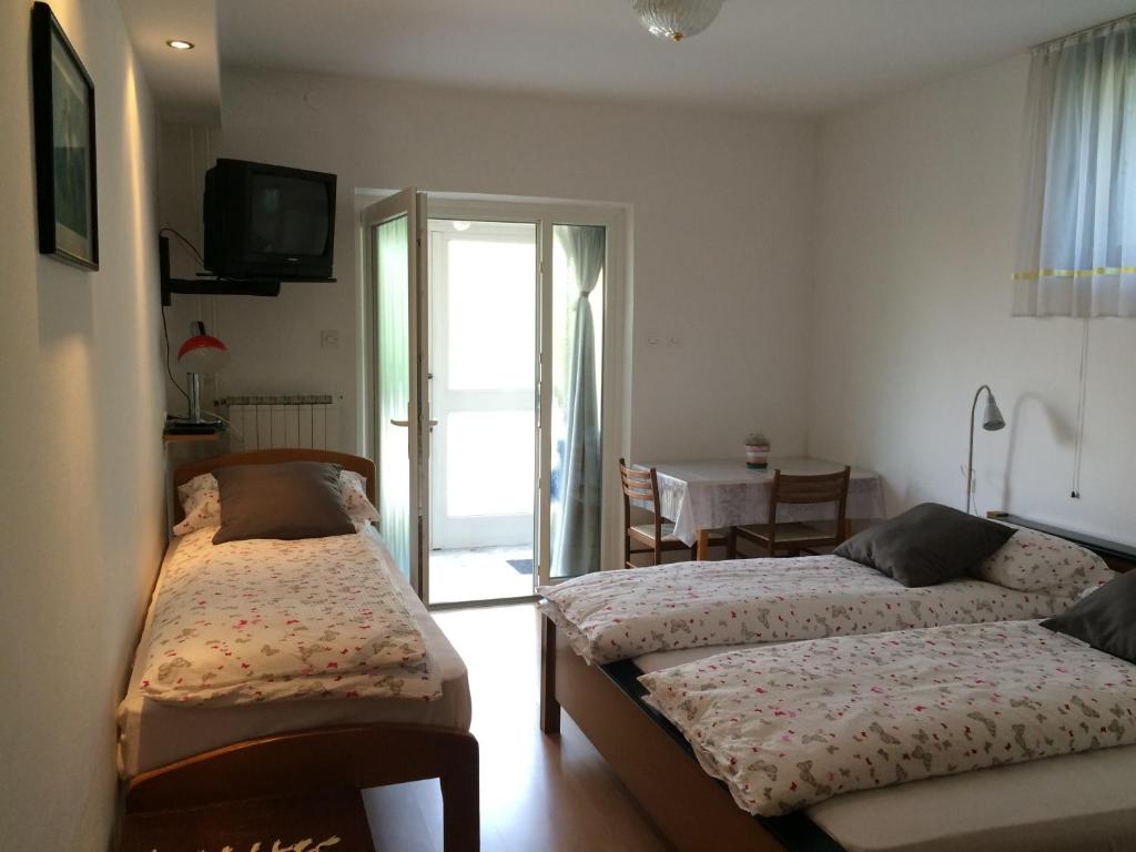 Postel nebo postele na pokoji v ubytování Tourist Rooms Sajovic