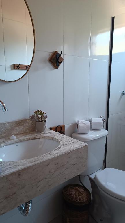 Uma casa de banho em Pousada Estrelícia