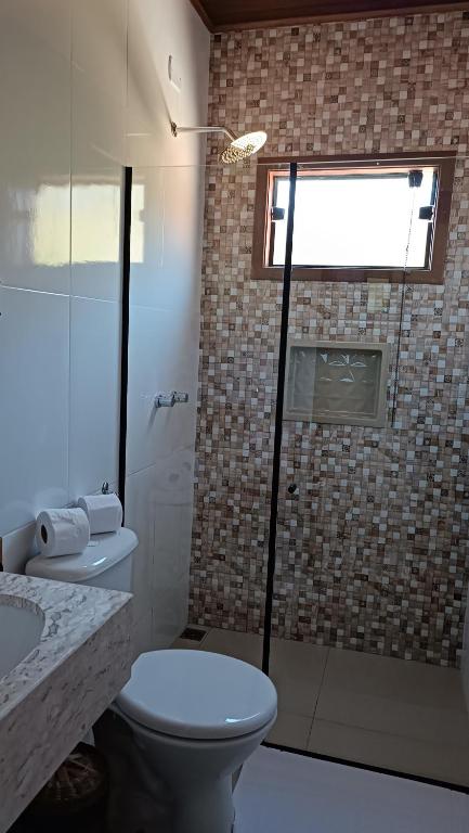 Uma casa de banho em Pousada Estrelícia