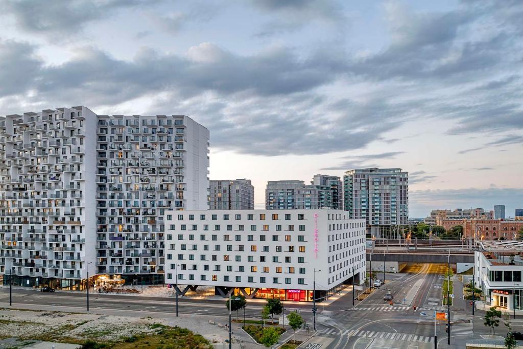 Blick auf eine Stadt mit hohen weißen Gebäuden in der Unterkunft prizeotel Vienna-City in Wien