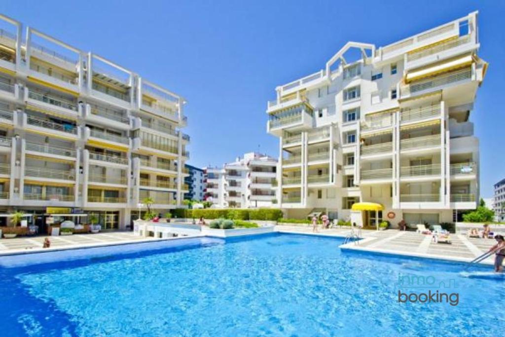 Bazén v ubytování Novelty Beach 2 Salou, climatizado, piscina y playa nebo v jeho okolí