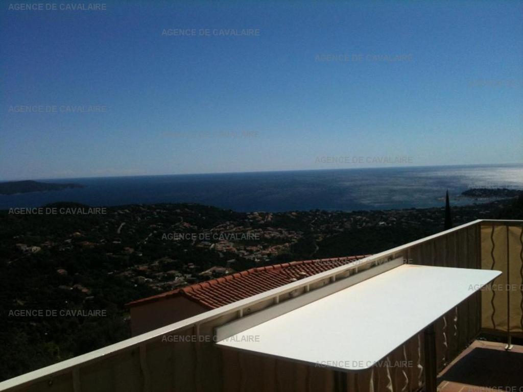 - une vue sur l'océan depuis le sommet d'un bâtiment dans l'établissement Appartement T2 climatisé avec piscine et tennis, 5 couchages - FR-1-100-245, à Cavalaire-sur-Mer