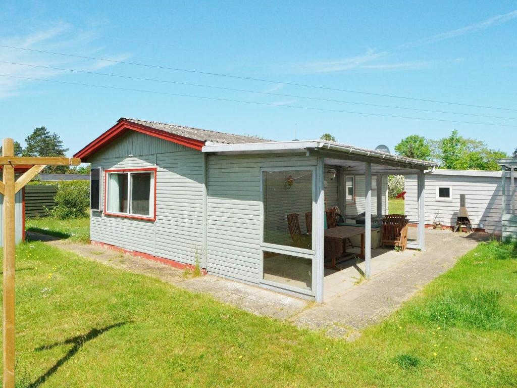 ein kleiner Schuppen mit einem Tisch im Hof in der Unterkunft 6 person holiday home in Eskebjerg in Eskebjerg