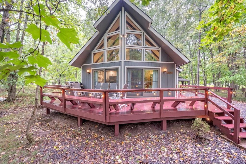 Serene Poconos Chalet Hot Tub, Lake & Pool Access + Pet Friendly