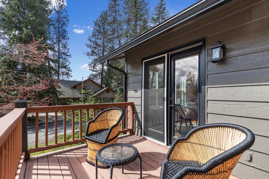 Shoreline Retreat Luxury Home in Sanders Beach, Coeur d'Alene
