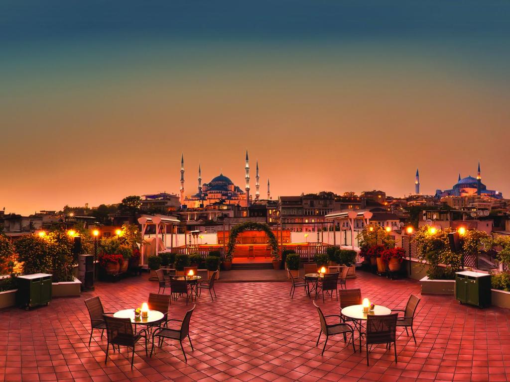 イスタンブールにあるアルマダ イスタンブール オールド シティ ホテルの青いモスクを望むパティオ(テーブル、椅子付)