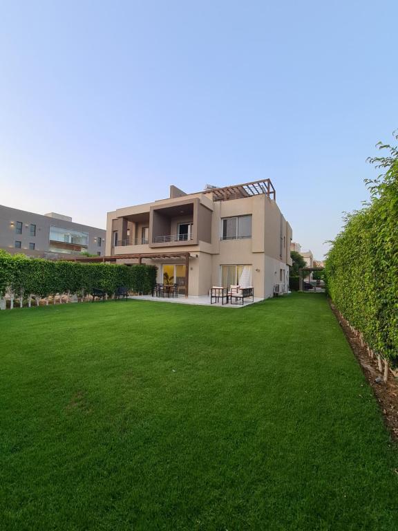 duży trawnik przed domem w obiekcie Luxurious & Charming Villa w mieście Sheikh Zayed