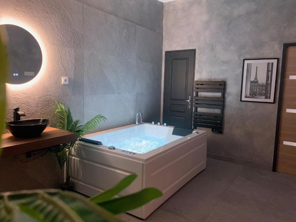 un bagno con ampia vasca e lavandino di CASA DOLCE ad Amiens