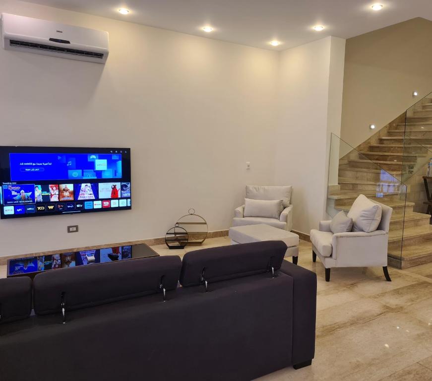 TV a/nebo společenská místnost v ubytování Luxurious & Charming Villa