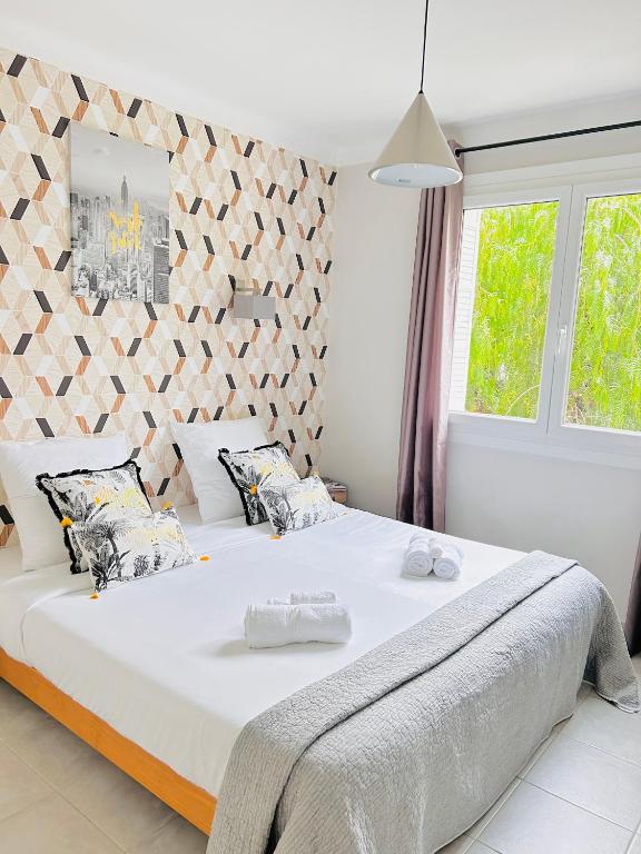 Posteľ alebo postele v izbe v ubytovaní 2 bedroom luxury flat with Balcony Cannes Center