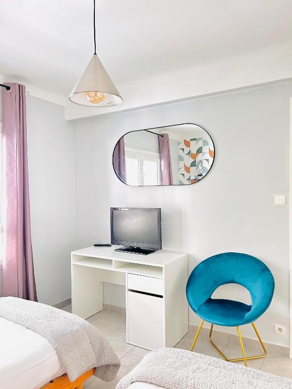 Televízia a/alebo spoločenská miestnosť v ubytovaní 2 bedroom luxury flat with Balcony Cannes Center