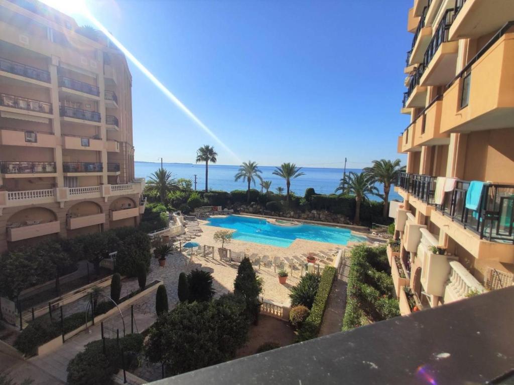 - une vue depuis le balcon d'un hôtel avec piscine dans l'établissement Appartement 3P Cannes la Bocca avec terrasse, piscines et parking à 200m de la plage - FR-1-609-15, à Cannes