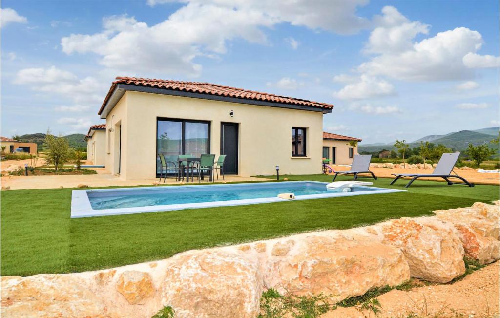 een villa met een zwembad voor een huis bij Nice Home In Vallon-pont-darc With Wifi in Vallon-Pont-dʼArc