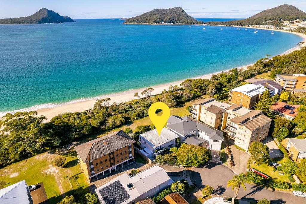 Una vista aérea de una playa con un punto amarillo. en 2 26 Voyager Cl waterfront ground floor unit, en Nelson Bay