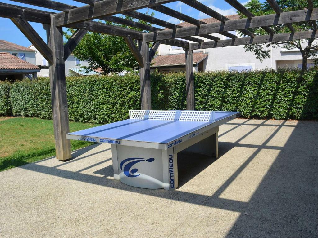 Instalaciones para jugar al tenis de mesa en Maison Vallon-Pont-d&#39;Arc, 3 pi&egrave;ces, 6 personnes - FR-1-382-167 o alrededores