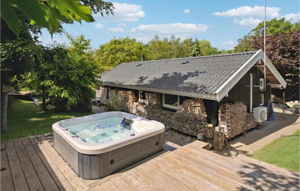 een hot tub op een terras naast een huis bij Lovely Home In Mesinge With Jacuzzi in Mesinge