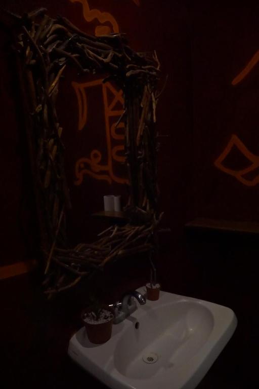 - un lavabo avec couronne sur le miroir dans l'établissement Cueva Nica, à Granada