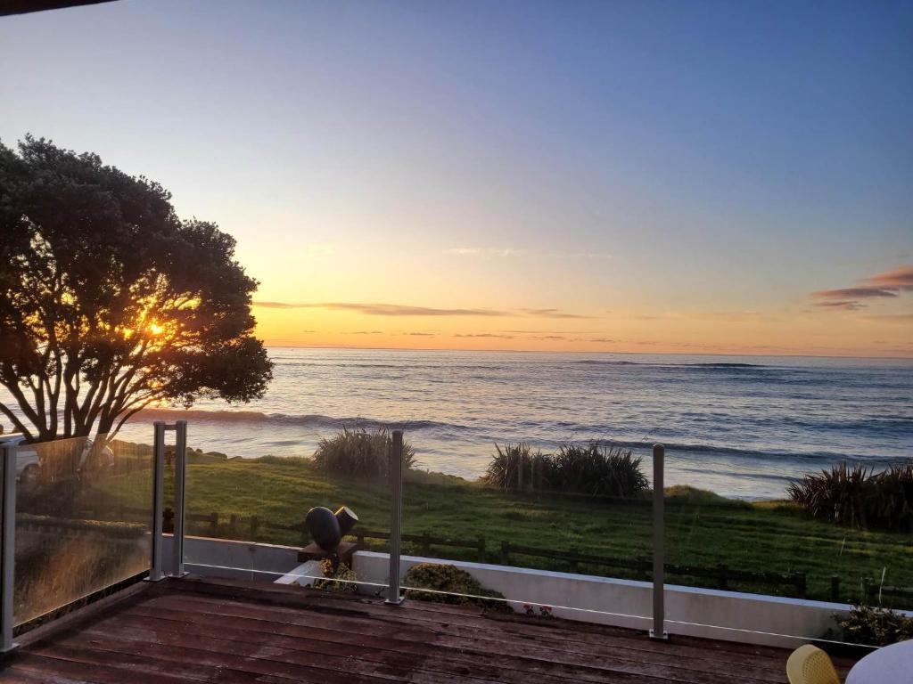 vistas al océano desde el balcón de una casa en Seaside Wanaka Tce en New Plymouth