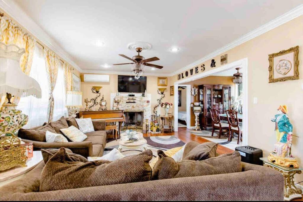 een woonkamer met meubilair en een plafondventilator bij luxurious home spacious yard & above ground pool in Shirley