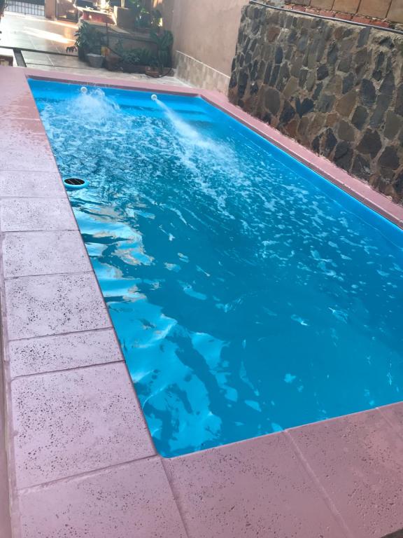 una piscina de agua azul en una casa en Yate I en Puerto Iguazú