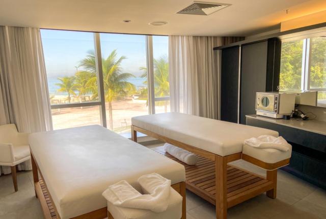 een kamer met een bed, een tafel en een televisie bij Hotel Nacional Rio de Janeiro in Rio de Janeiro