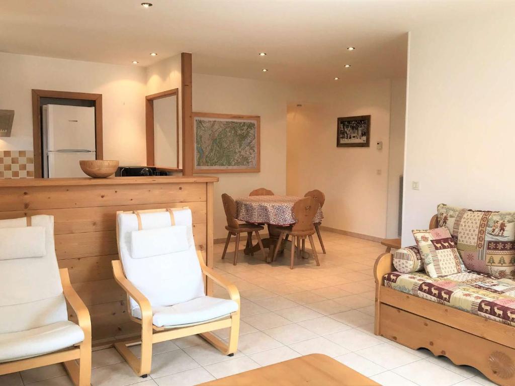 a living room with a couch and a table at Appartement confortable et lumineux, 66m², 2 chambres, 5 personnes, Beaufort – Wifi inclus, proche services - FR-1-342-228 in Beaufort