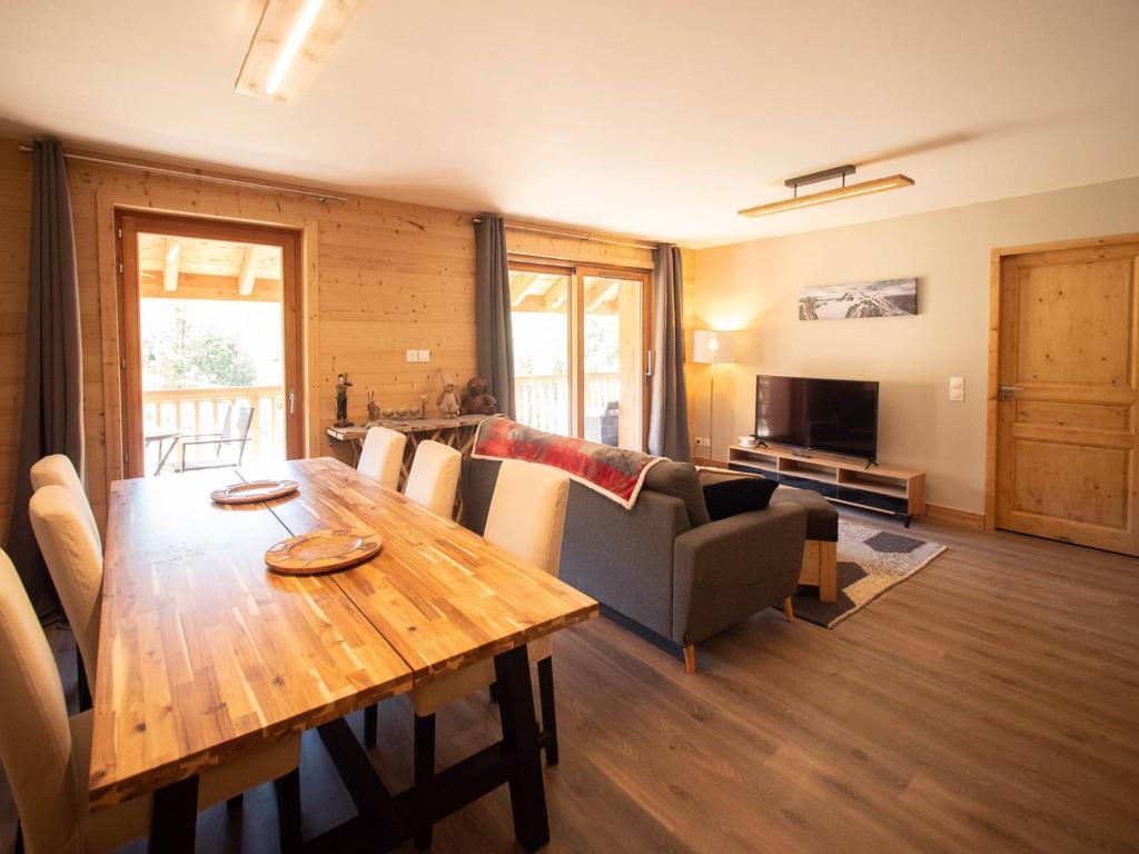 ein Wohnzimmer mit einem Holztisch und einer Couch in der Unterkunft Duplex 4 pièces avec balcon et parking, 6 pers. - Les Avanchers-Valmorel - FR-1-291-872 in Valmorel