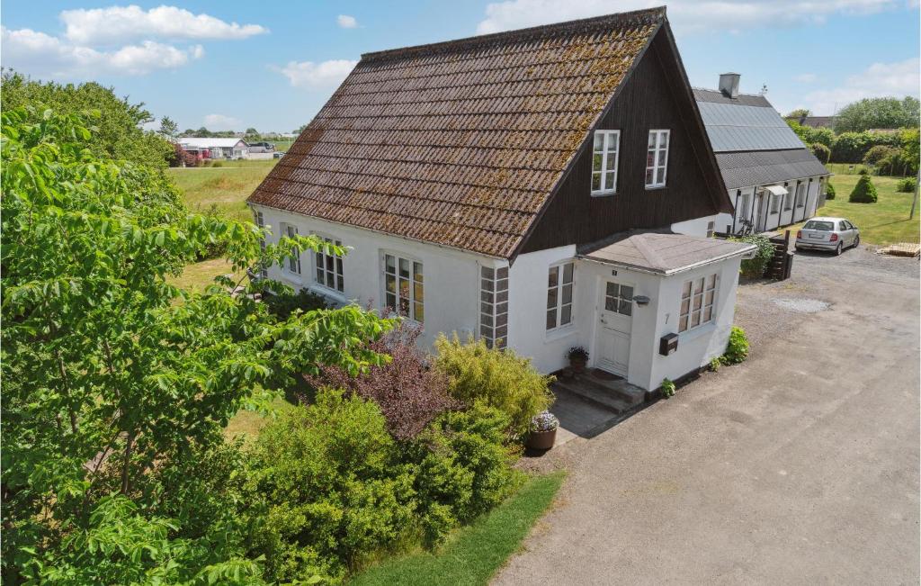 an overhead view of a white house with a brown roof at Amazing Home In stermarie With 3 Bedrooms And Wifi in Østermarie