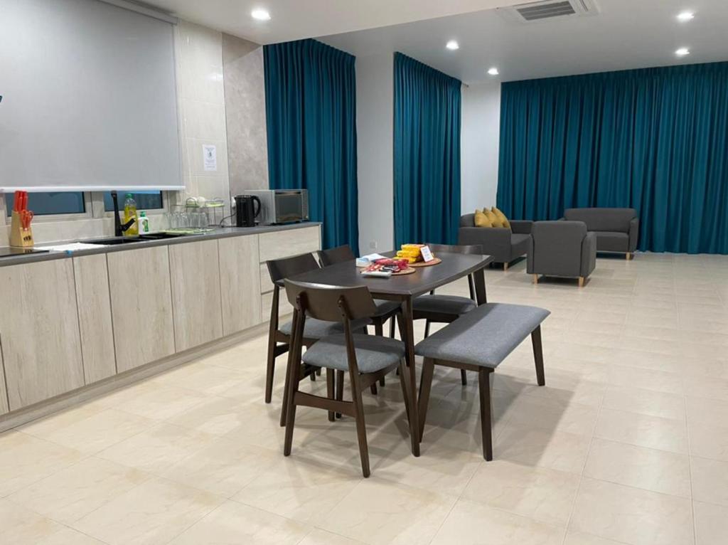 Kuchyň nebo kuchyňský kout v ubytování Santubong Suites A Just Like Home Damai