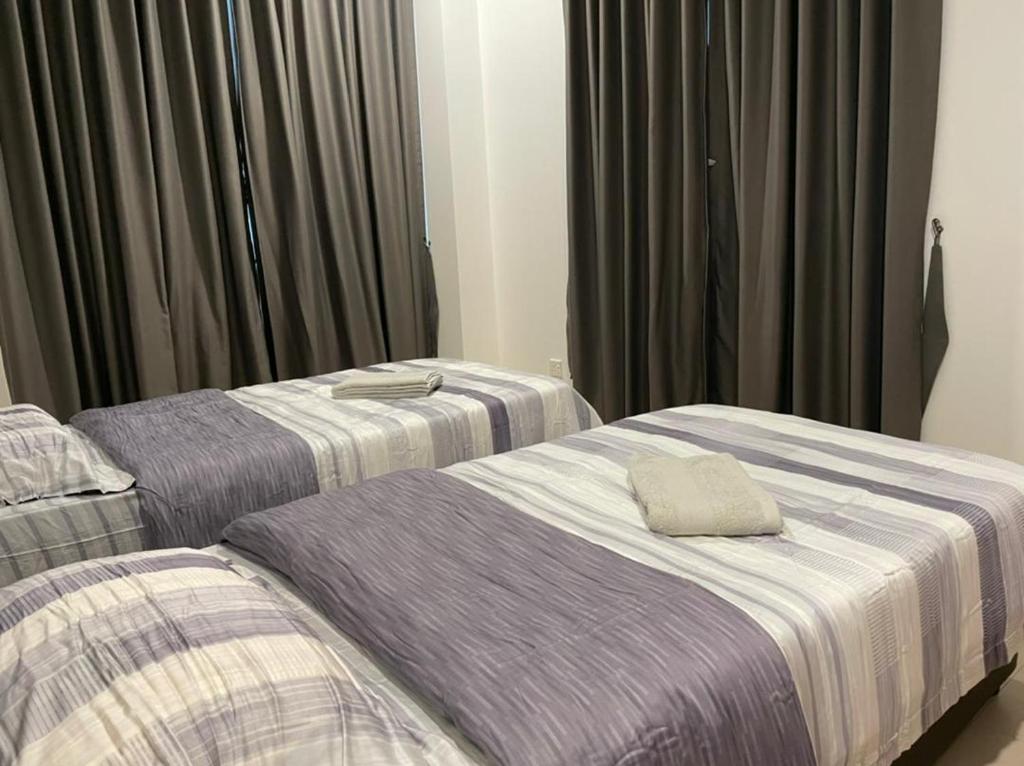 Postel nebo postele na pokoji v ubytování Santubong Suites A Just Like Home Damai