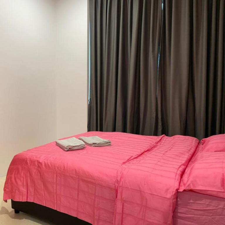 Postel nebo postele na pokoji v ubytování Santubong Suites A Just Like Home Damai