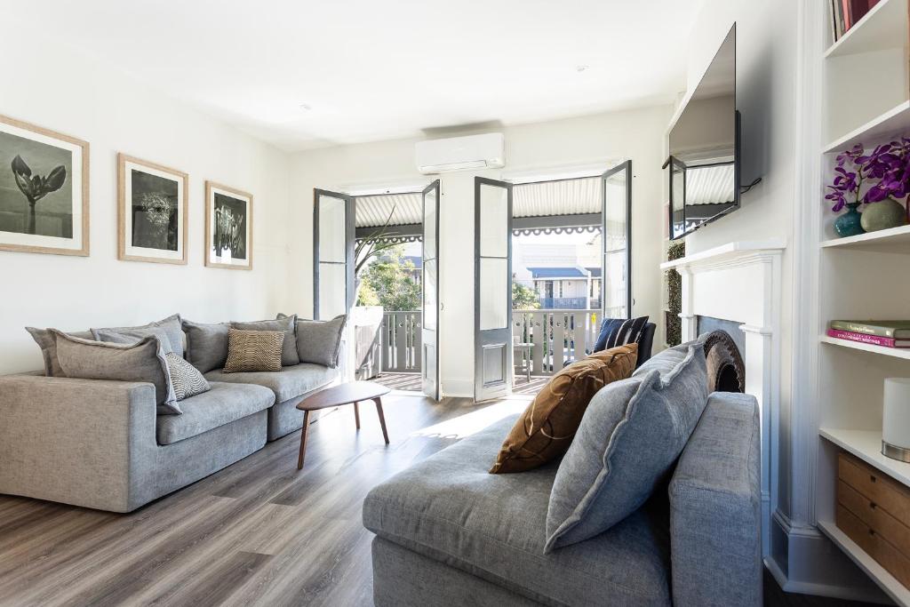 Khu vực ghế ngồi tại Renovated Terrace-Style Apartment in Woollahra