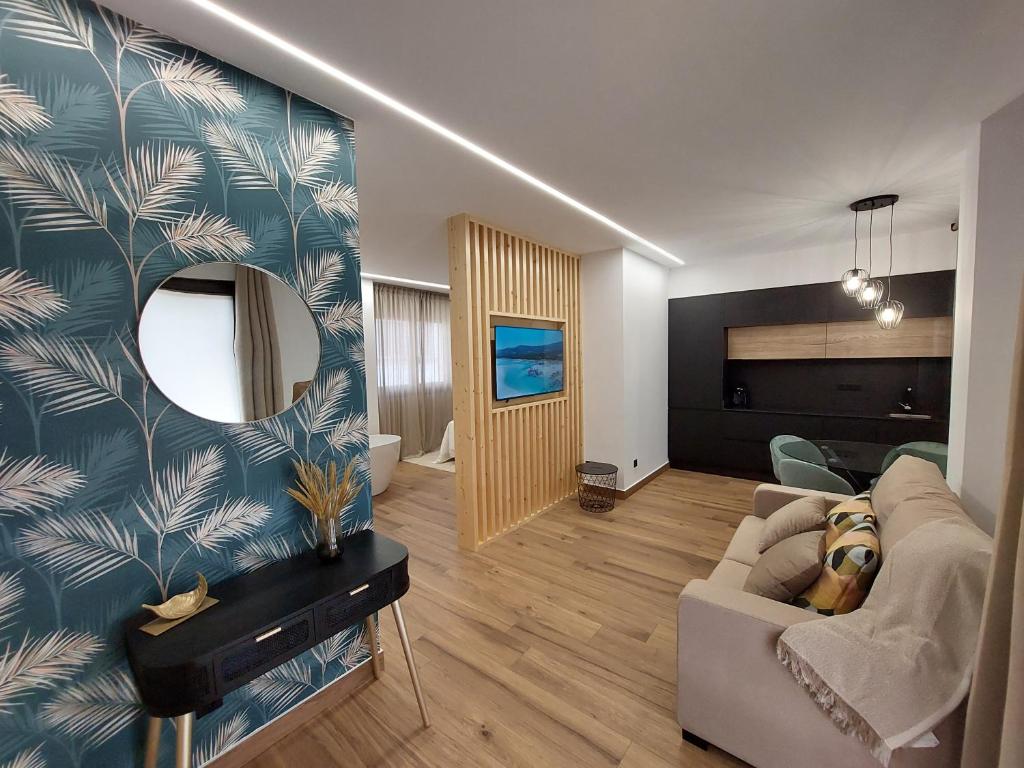 a living room with a couch and a mirror at Apartamento Ricardo in Carnota