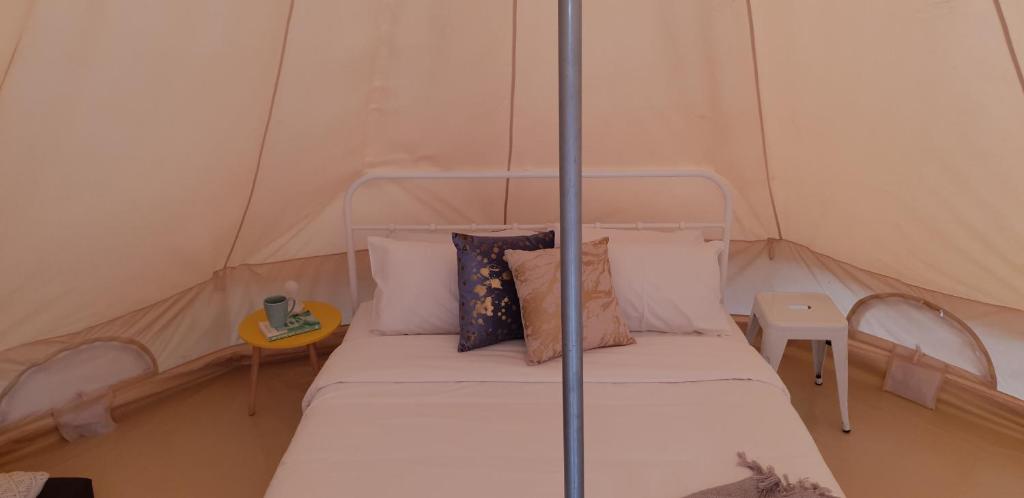 Voodi või voodid majutusasutuse Base Glamp Bruny - Heated Tents for 8 People toas