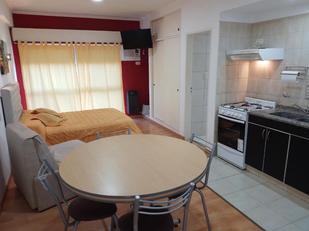 cocina pequeña con mesa y cama en Mono ambiente en Colon en Colón