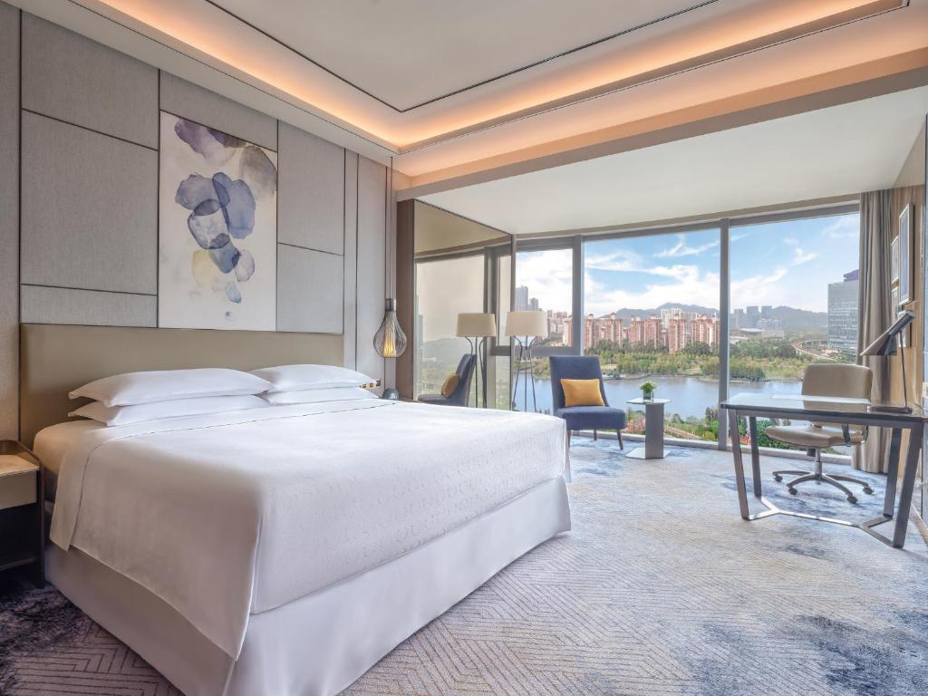 Postel nebo postele na pokoji v ubytování Sheraton Guangzhou Nansha Hotel