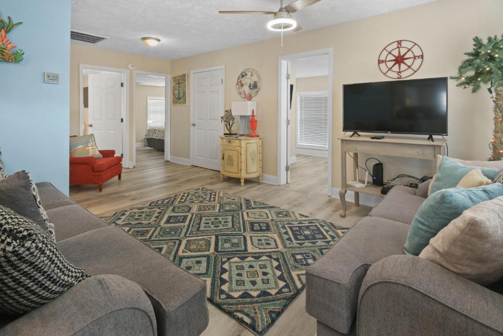 a living room with a couch and a flat screen tv at Blueberry Wine in Myrtle Beach