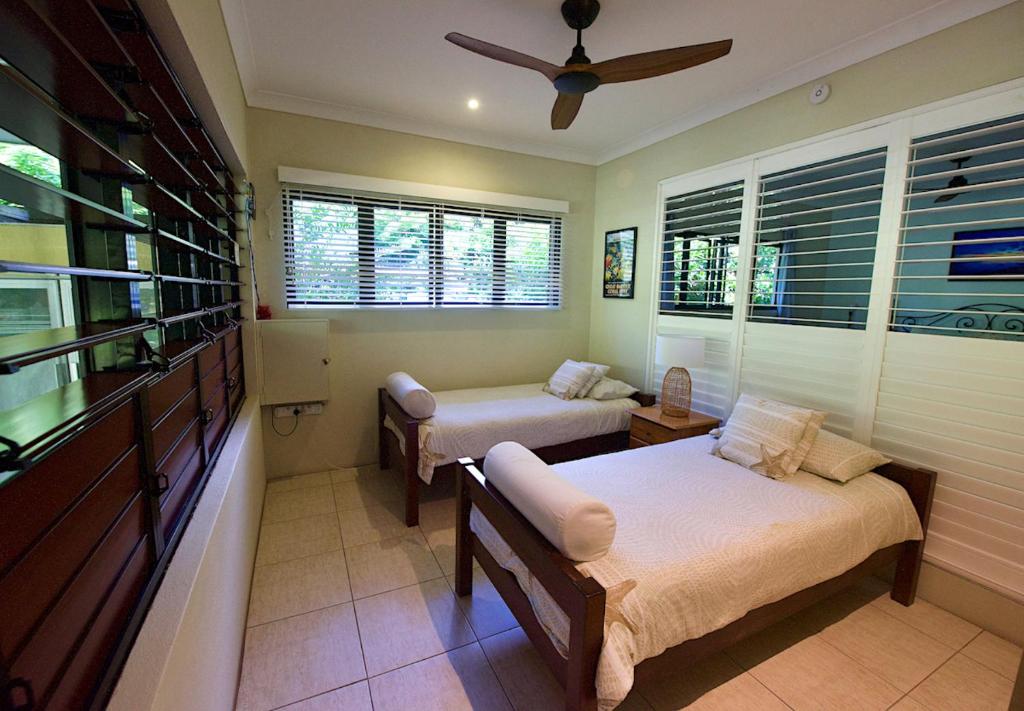 Postel nebo postele na pokoji v ubytování Thornton Beach Bungalows Daintree