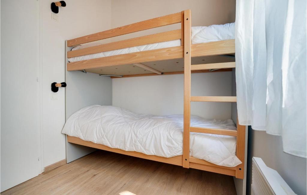 a bunk bed room with two bunk beds at 2 Bedroom Beautiful Home In La Faute-sur-mer in La Faute-sur-Mer