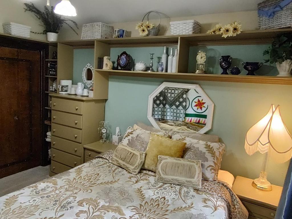 Coeur de Lion BNB - Queen Room With Shared Bathroom - Top Floor
