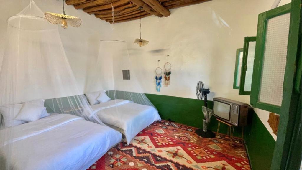 スーダーにあるSeventies السبعيناتのベッドルーム(ベッド2台、テレビ付)