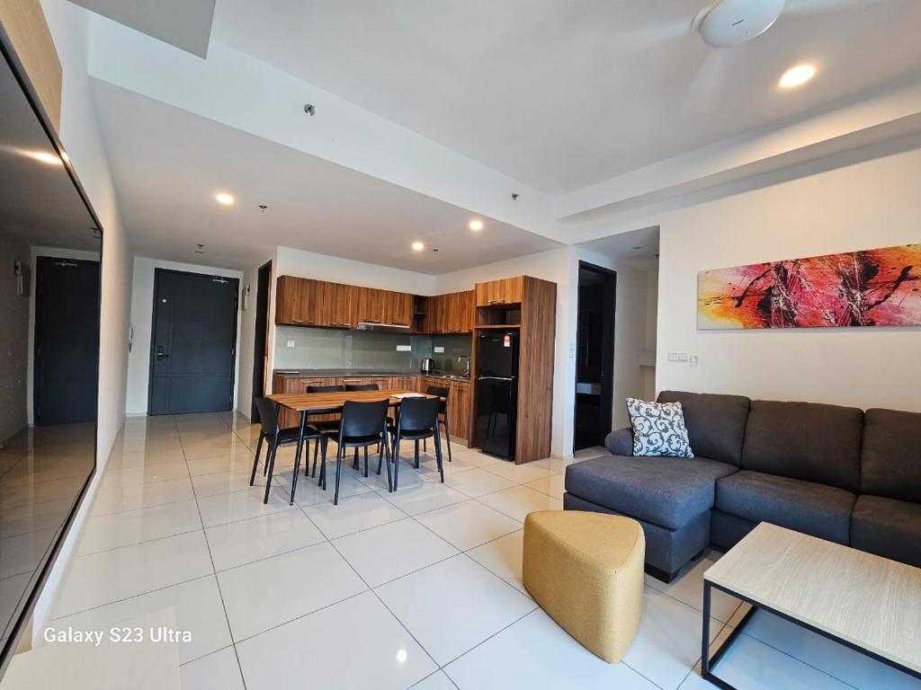 sala de estar con sofá y mesa en Hotspring 2 Room Premium 1510 Suite Sunway Onsen Theme Park View, 5pax en Ipoh