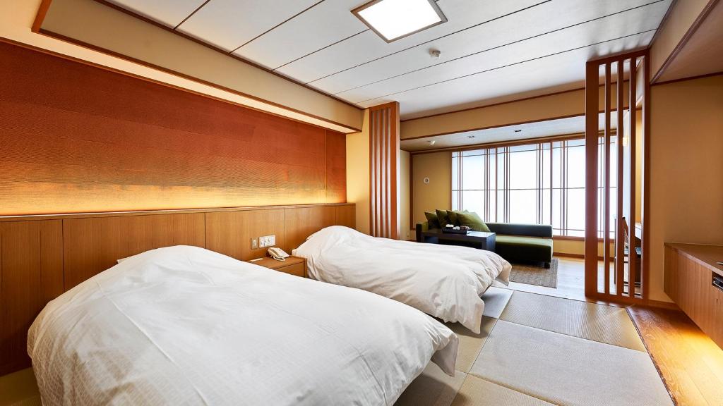 Postel nebo postele na pokoji v ubytování Tamaya Ryokan