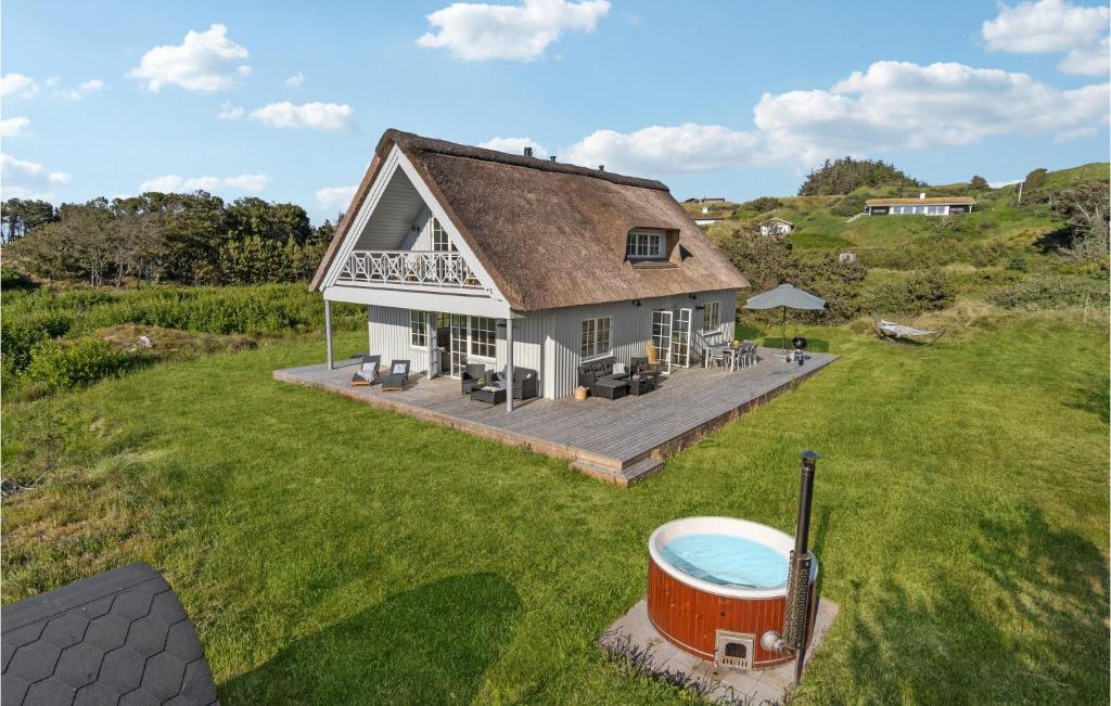 uma vista aérea de uma casa com uma banheira de hidromassagem em Stunning Home In Blokhus With Sauna em Blokhus